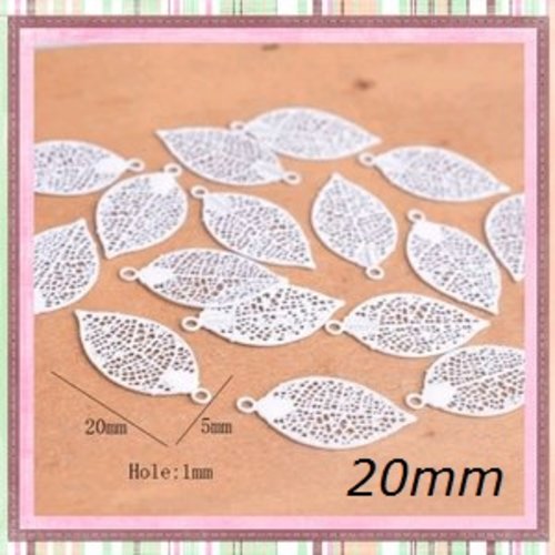 Breloque estampe petite feuille blanche 20mm