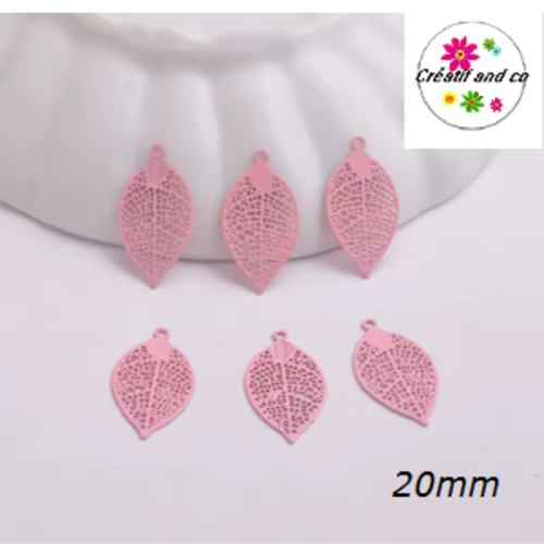 Breloque estampe petite feuille rose 20mm