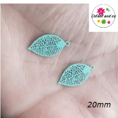 Breloque estampe petite feuille bleu clair 20mm