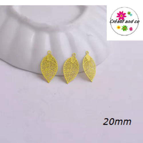 Breloque estampe petite feuille jaune 20mm