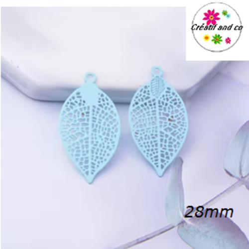 Breloque estampe feuille bleu clair 28mm
