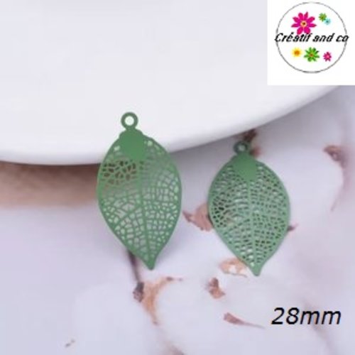 Breloque estampe feuille verte  28mm