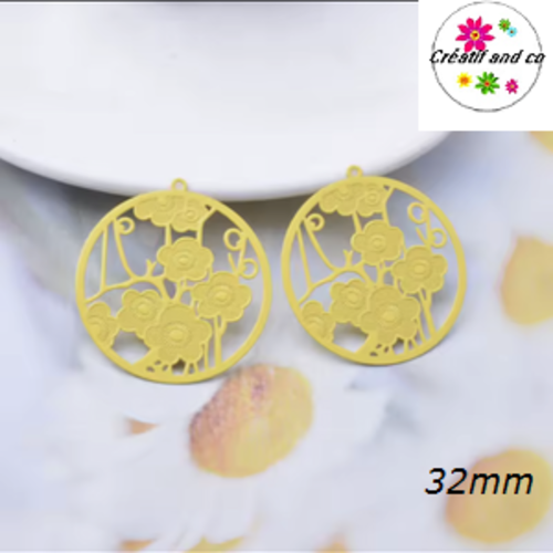 Breloque estampe fleur de prunier dans cercle jaune  32mm
