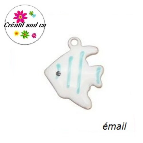 Breloque petit poisson blanc rayé bleu émail  12mm