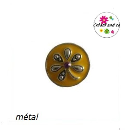 Bouton pression fleur fond jaune