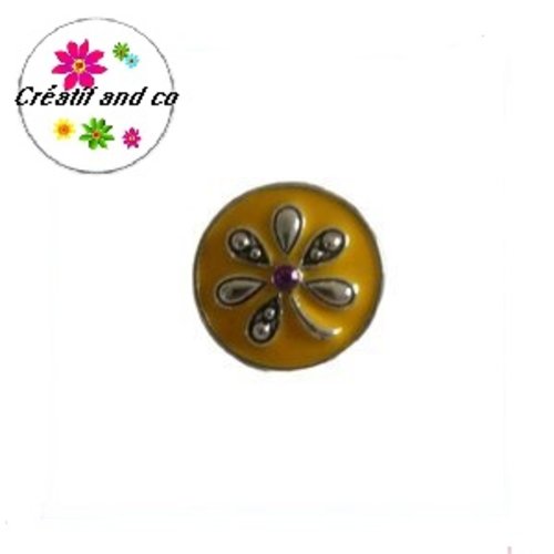 Bouton pression fleur fond jaune
