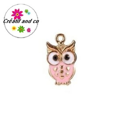 Breloque hibou émail rose pâle 20mm