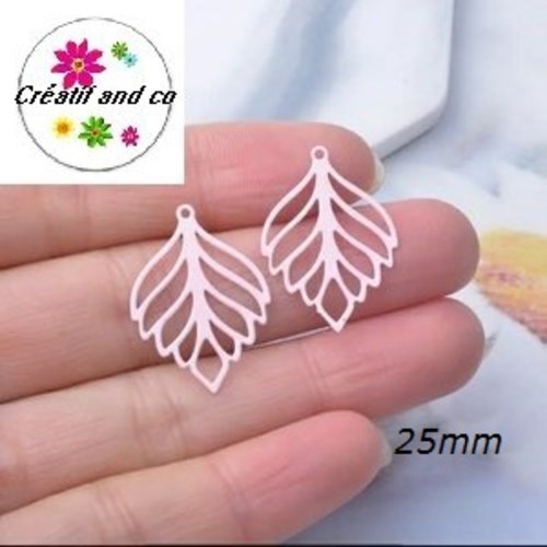 Breloque estampe feuille rose 25mm