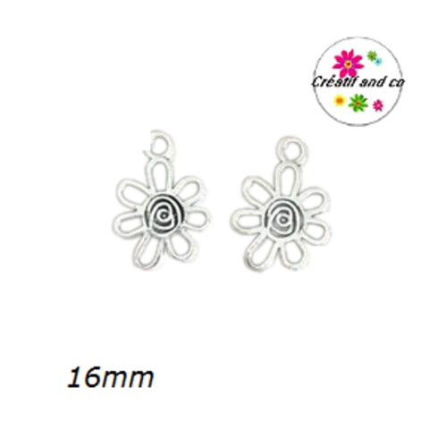 Breloque petite fleur creuse argentée 16mm