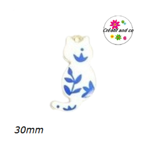 Breloque chat blanc motif feuille bleue émail 30mm
