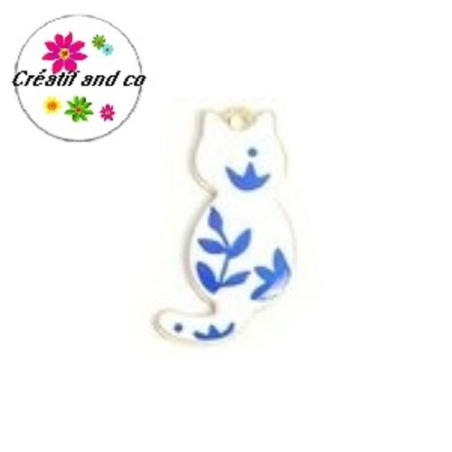 Breloque chat blanc motif feuille bleue émail 30mm