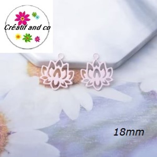 Breloque estampe fleur de nénuphar rose pâle 18mm
