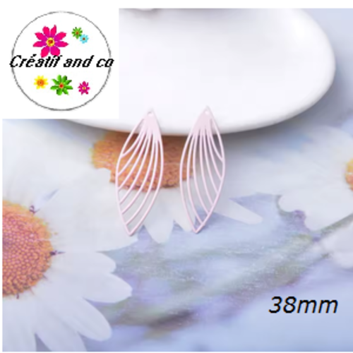 Breloque estampe éventail allongé rose pâle 38mm
