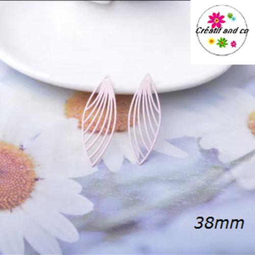 Breloque estampe éventail allongé rose pâle 38mm