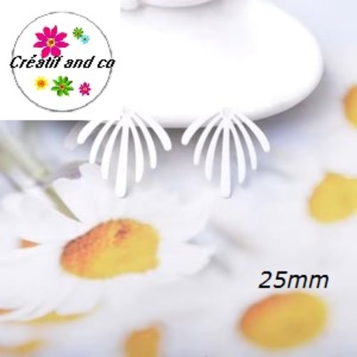 Breloque estampe forme éventail blanc  25mm
