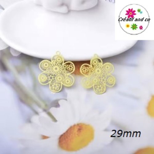 Breloque estampe fleur jaune claire  29mm