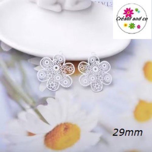 Breloque estampe fleur blanche 29mm