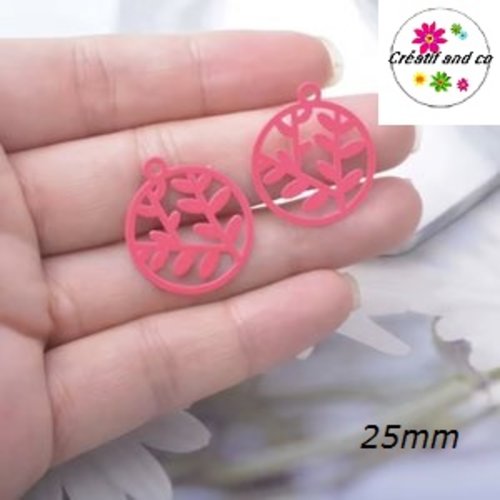 Breloque estampe feuille dans cercle rose flashy  25mm