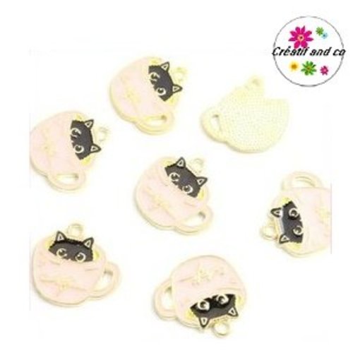 Breloque chat noir dans tasse rose émail