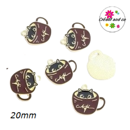 Breloque chat noir dans tasse marron émail
