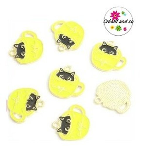 Breloque chat noir dans tasse jaune émail