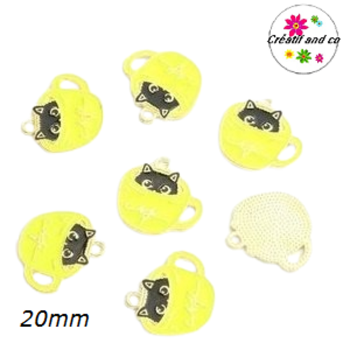 Breloque chat noir dans tasse jaune émail
