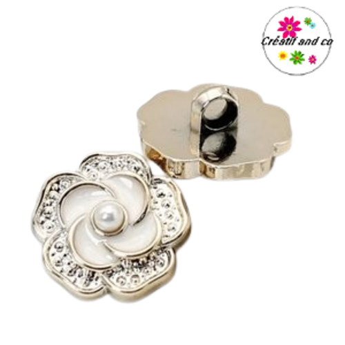 Bouton acrylique fleur dorée coeur blanc