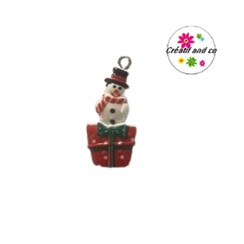 Breloque  bonhomme de neige assis sur cadeau vernis résine