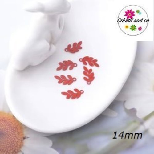 Breloque estampe mini feuille rouge 14mm