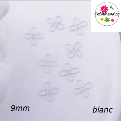Breloque estampe petite fleur blanche 9mm