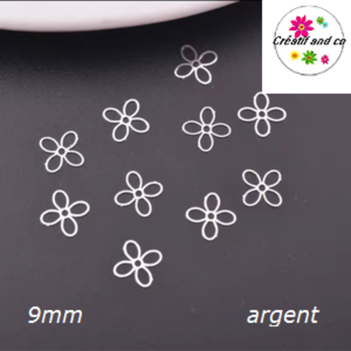 Breloque estampe petite fleur argentée 9mm