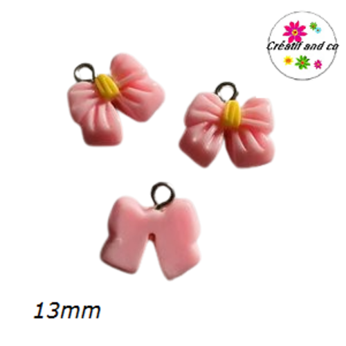 Breloque noeud rose pâle acrylique 13mm