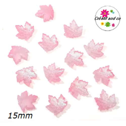 Breloque feuille d'érable rose en verre 15mm
