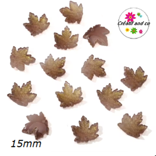 Breloque feuille d'érable marron en verre 15mm