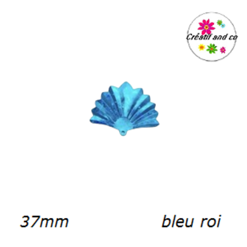 Grand sequin connecteur laser bleu roi forme éventail 37mm