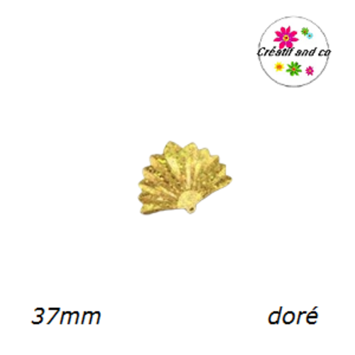 Grand sequin connecteur laser doré forme éventail 37mm