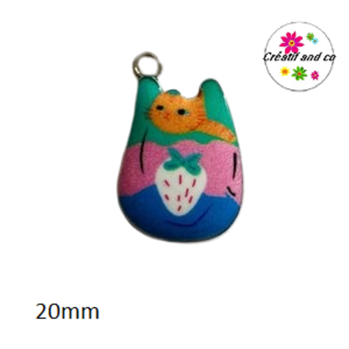 Breloque chaton sortant d'un sac avec motif fraise 20mm