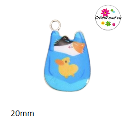 Breloque chaton sortant d'un sac bleu avec un canard jaune  20mm