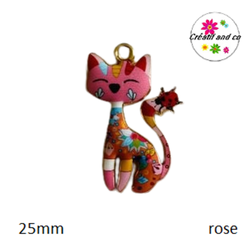 Breloque chat émaillé motif floraux colorés fond fuschia et sa coccinelle 25mm