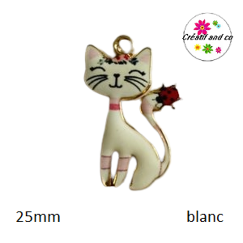 Breloque chat émaillé blanc et sa coccinelle 25mm
