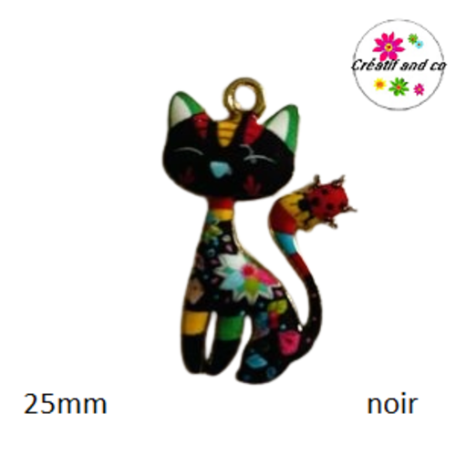 Breloque chat émaillé motif floraux colorés fond noir et sa coccinelle 25mm