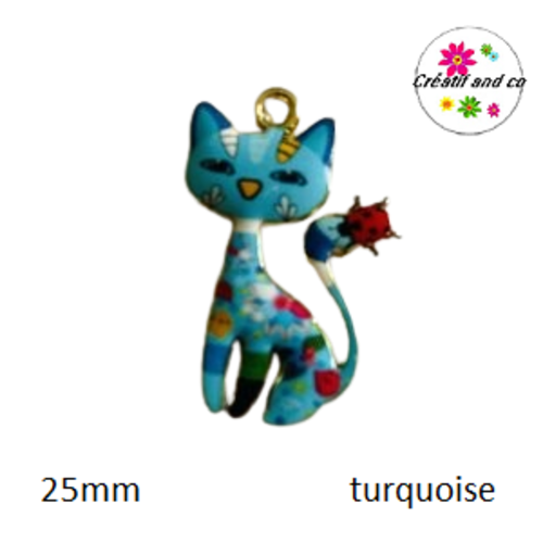 Breloque chat émaillé motif floraux colorés fond turquoise et sa coccinelle 25mm