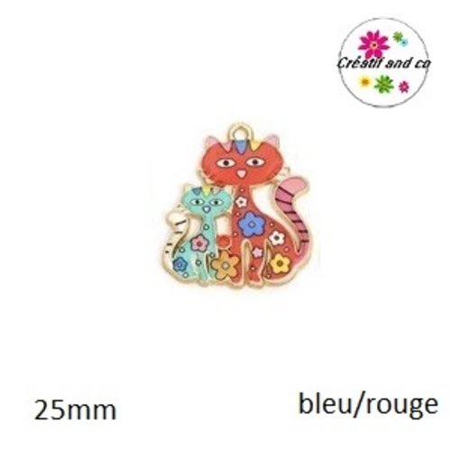 Breloque duo de chats turquoise/rouge ornés de petites fleurs colorées  25mm
