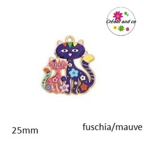 Breloque duo de chats fuschia/mauve foncé ornés de petites fleurs colorées  25mm