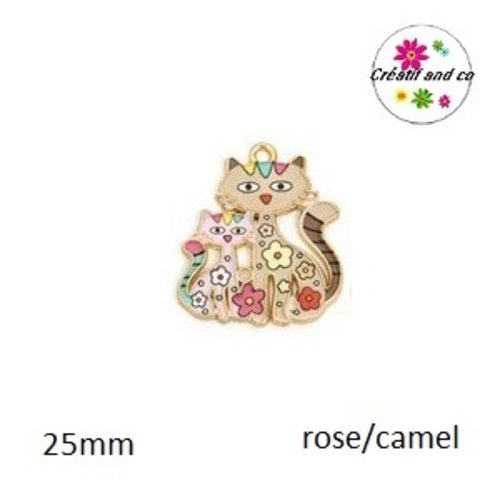 Breloque duo de chats rose/camel ornés de petites fleurs colorées  25mm