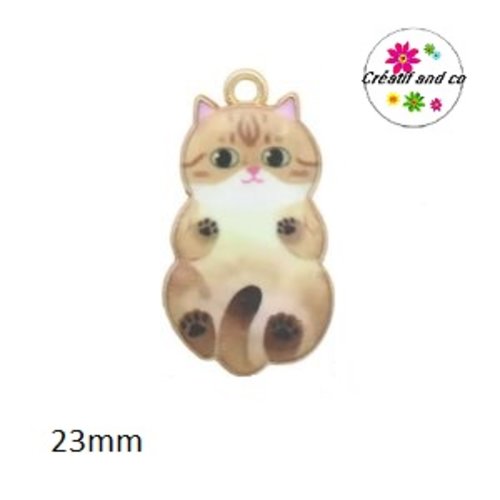 Breloque chat marron et blanc allongé sur le dos 23mm