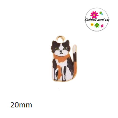 Breloque chat assis couleur tricolore 20mm