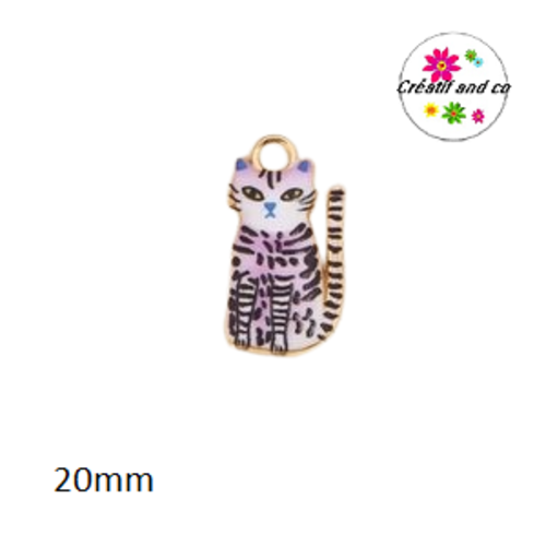 Breloque chat assis rayures tigrées roses et violettes  20mm