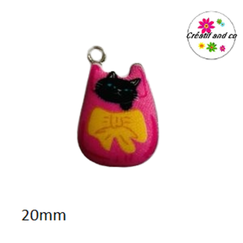 Breloque chaton sortant d'un sac rose noeud jaune 20mm