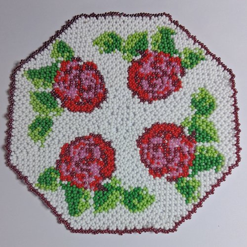 Napperon avec des fleurs roses en perles
